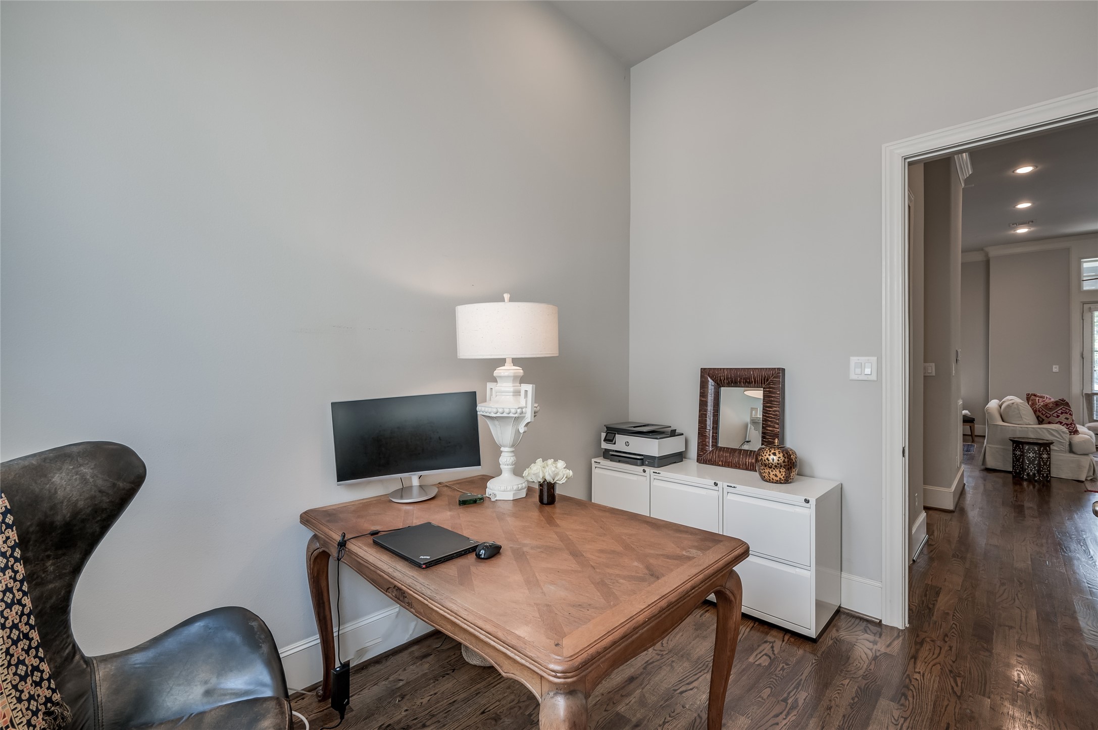 266 East 28th Street Houston, TX 77008 - Photo 16 of 33 a living room with furniture and a flat screen tv