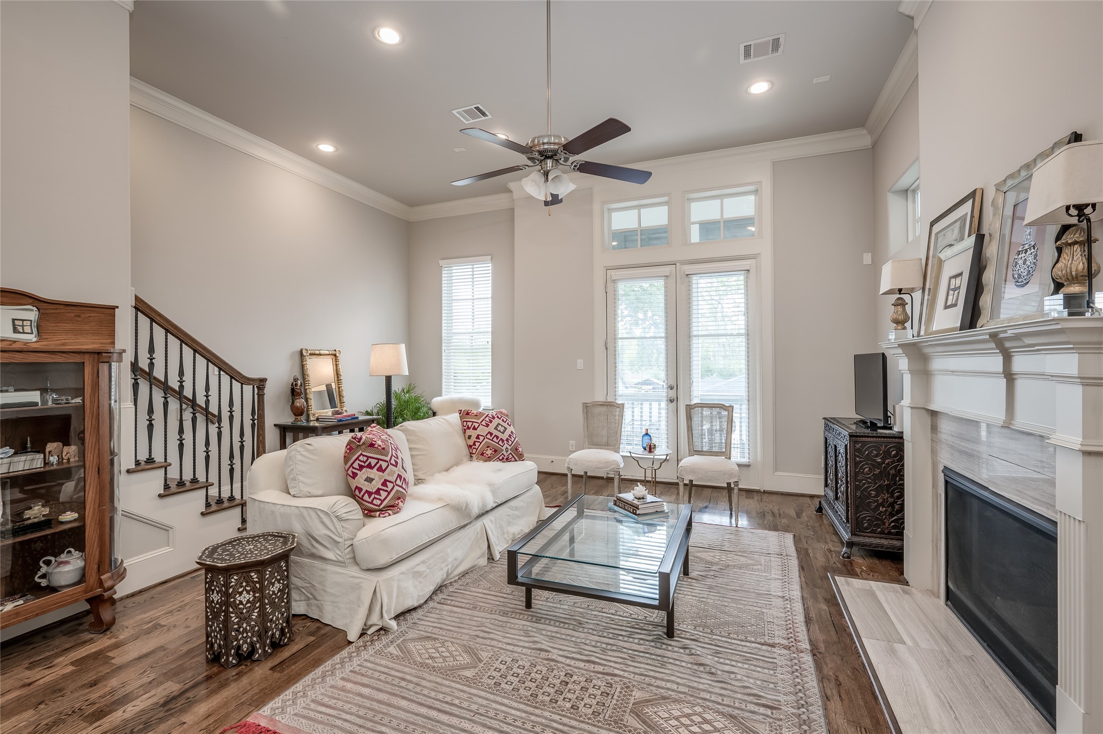 266 East 28th Street Houston, TX 77008 - Photo 2 of 33 a living room with furniture fireplace and a large window