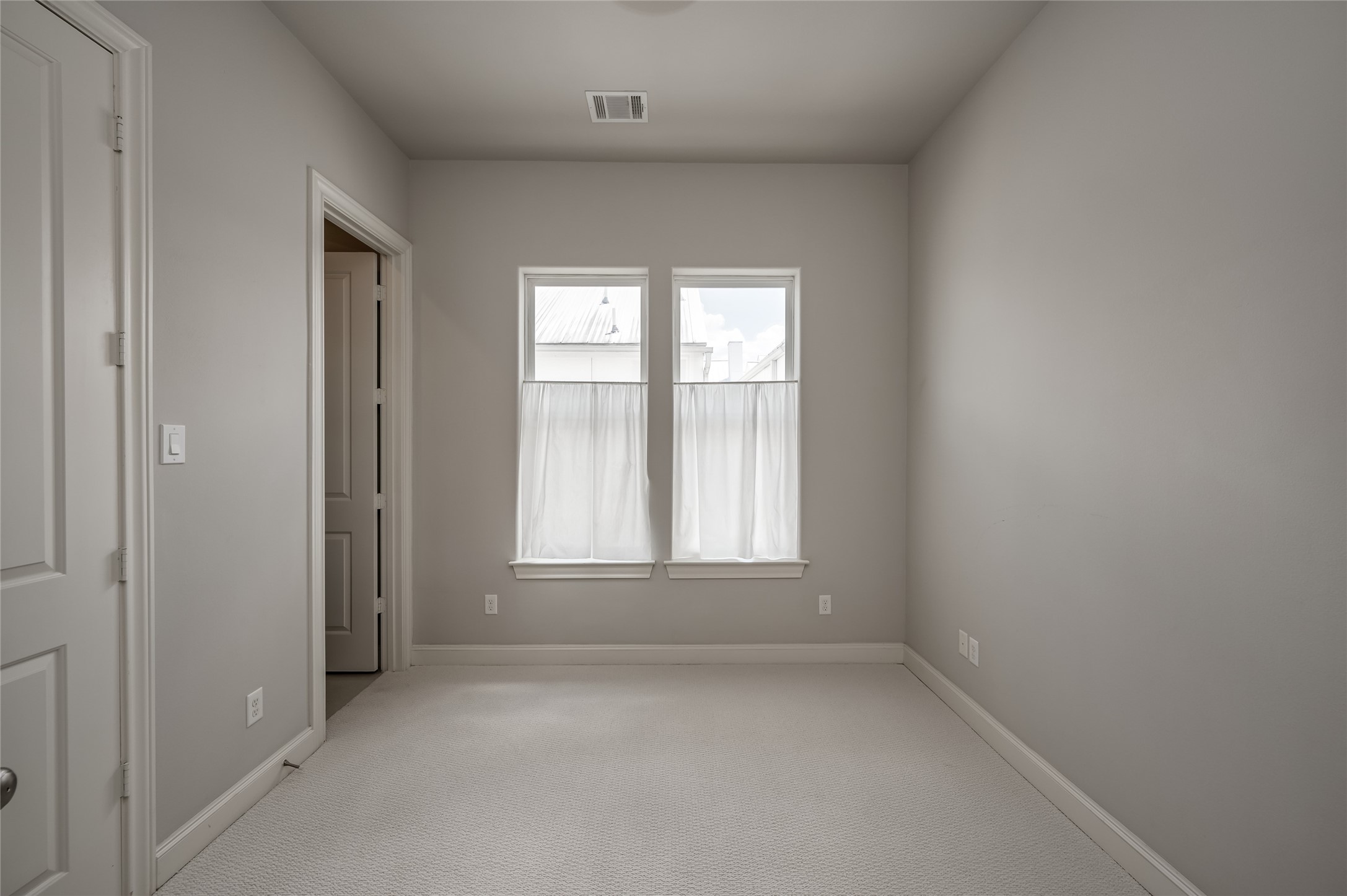 266 East 28th Street Houston, TX 77008 - Photo 18 of 33 an empty room with a window