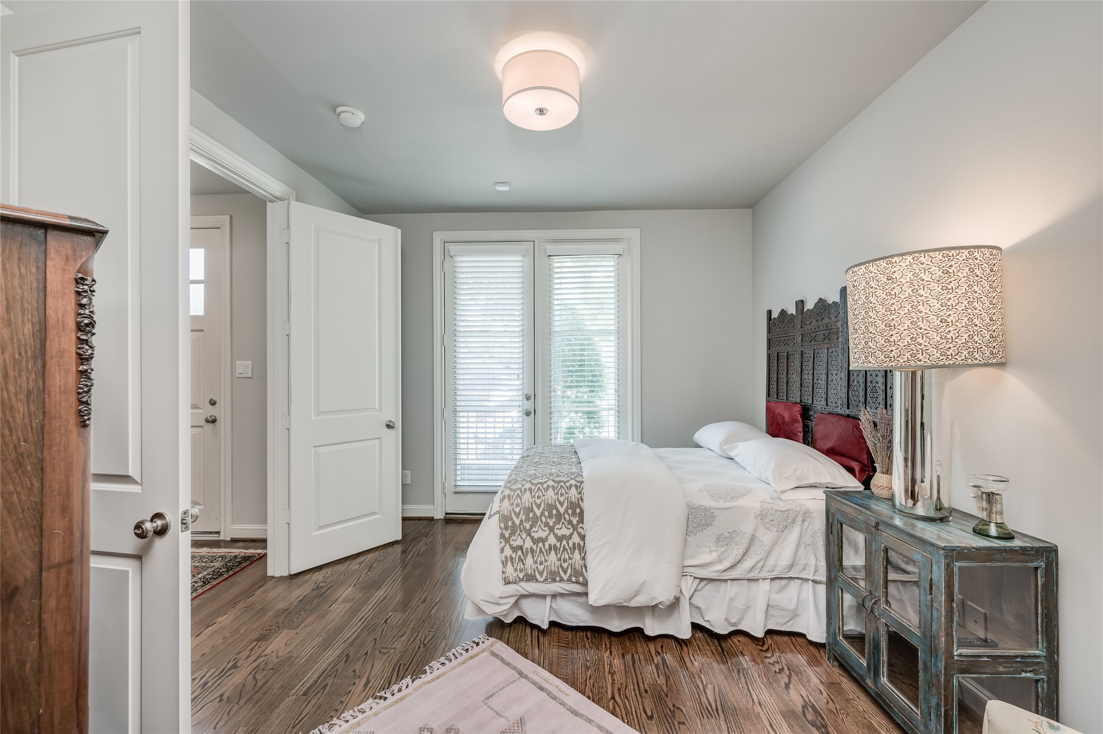 266 East 28th Street Houston, TX 77008 - Photo 21 of 33 a bedroom with a bed and wooden floor
