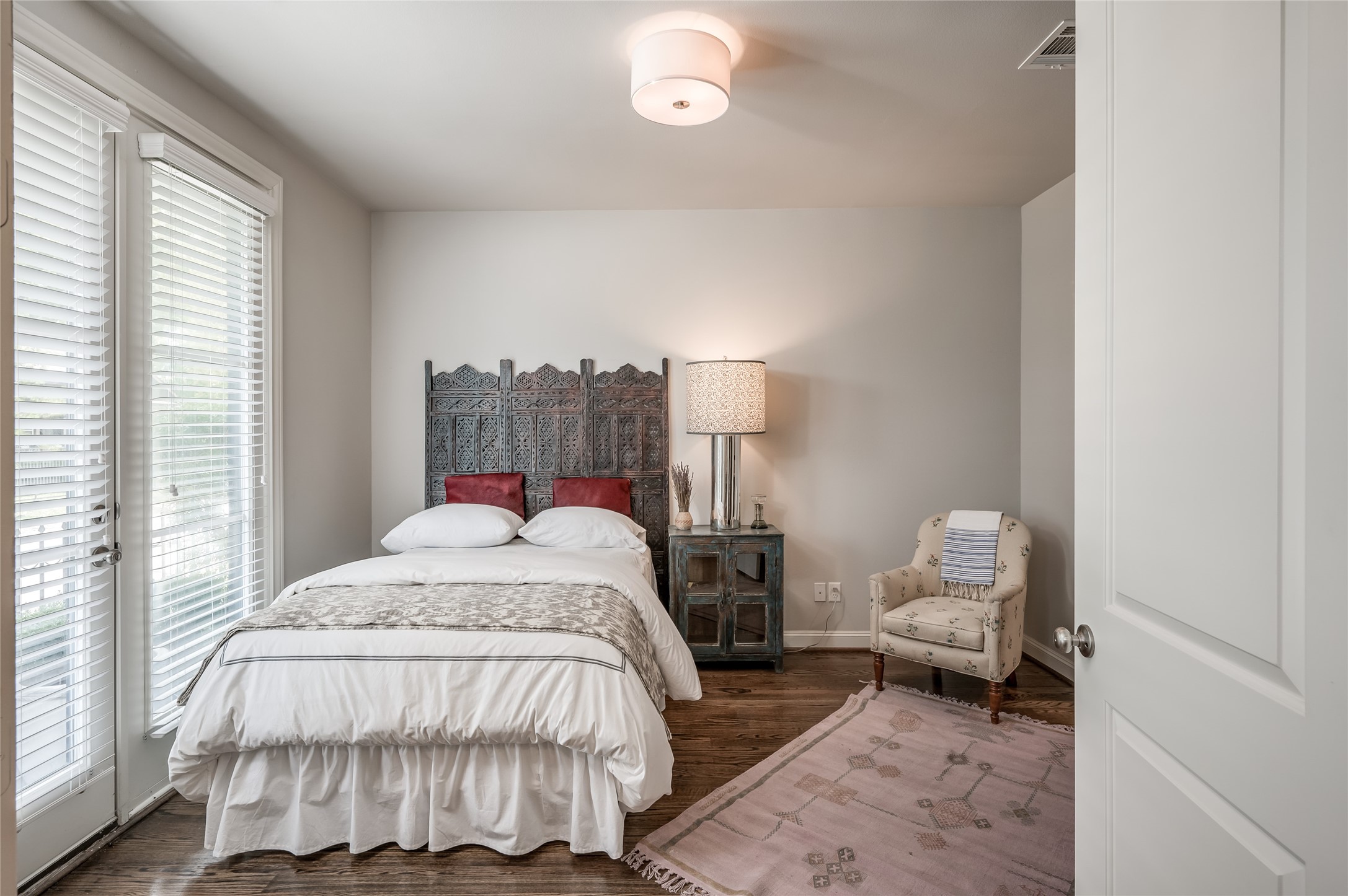 266 East 28th Street Houston, TX 77008 - Photo 22 of 33 a bed sitting in a bedroom next to a window