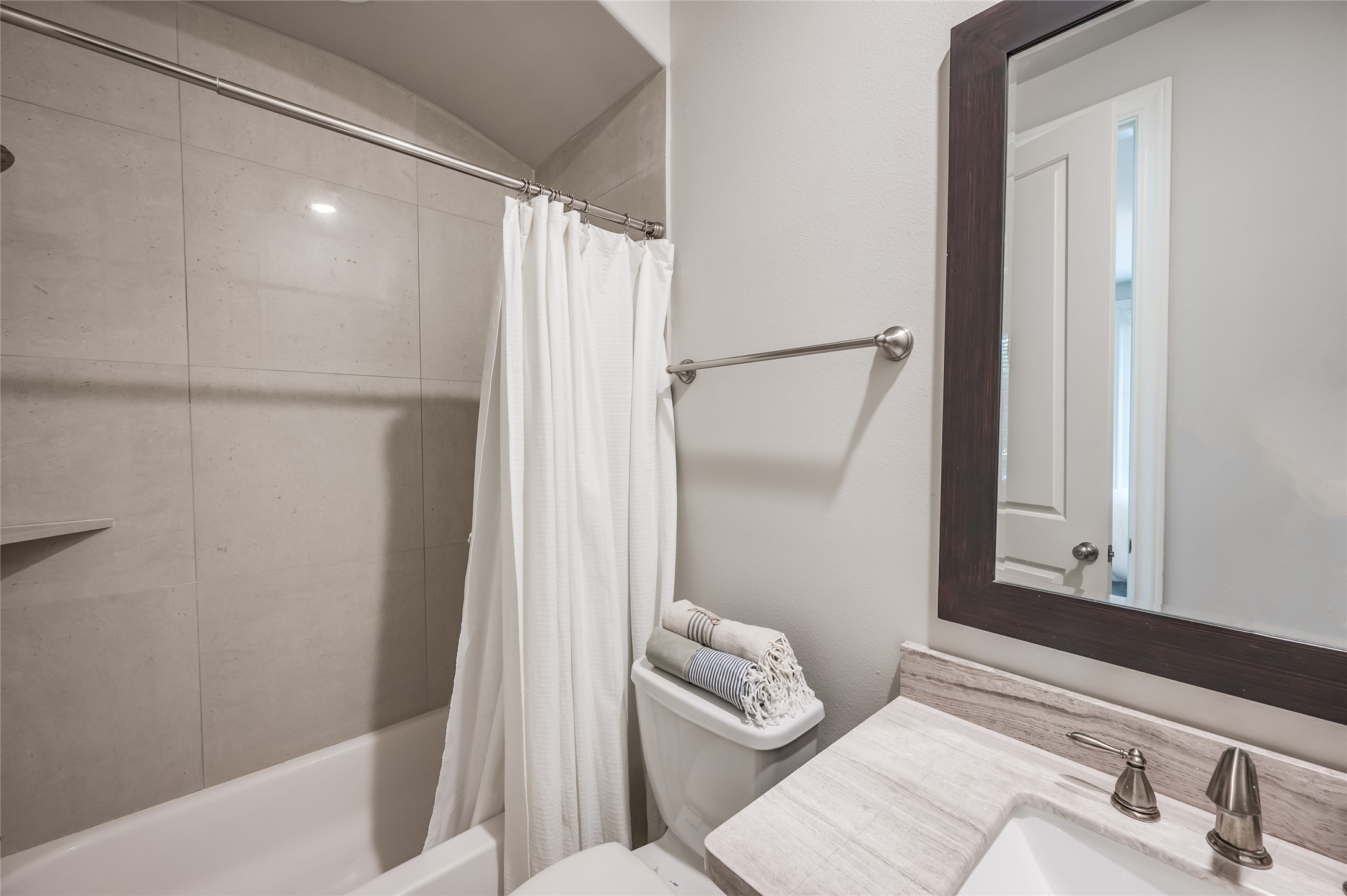 266 East 28th Street Houston, TX 77008 - Photo 23 of 33 a bathroom with a sink and a mirror