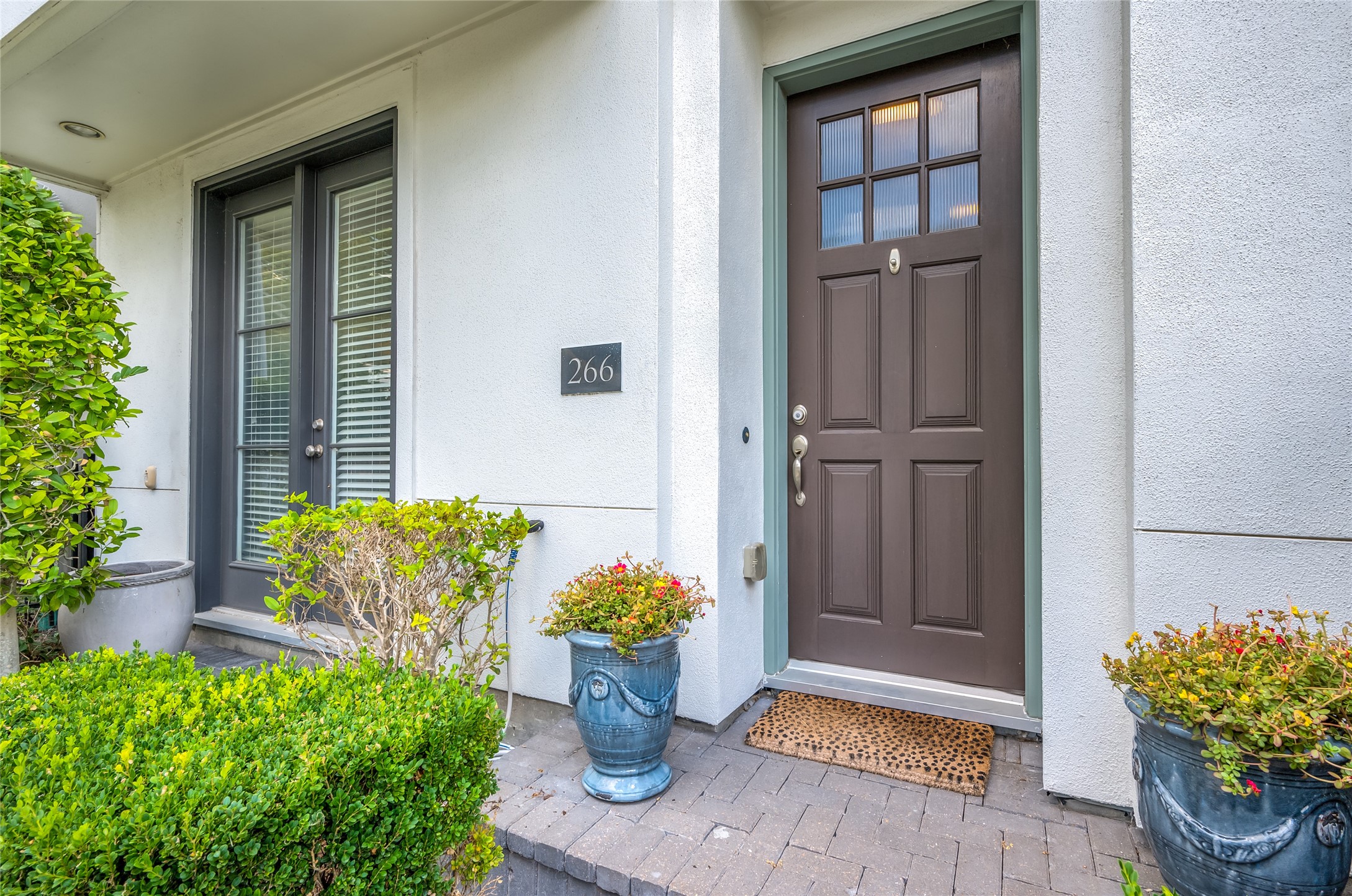 266 East 28th Street Houston, TX 77008 - Photo 26 of 33 a front view of a house with outdoor seating and flowers