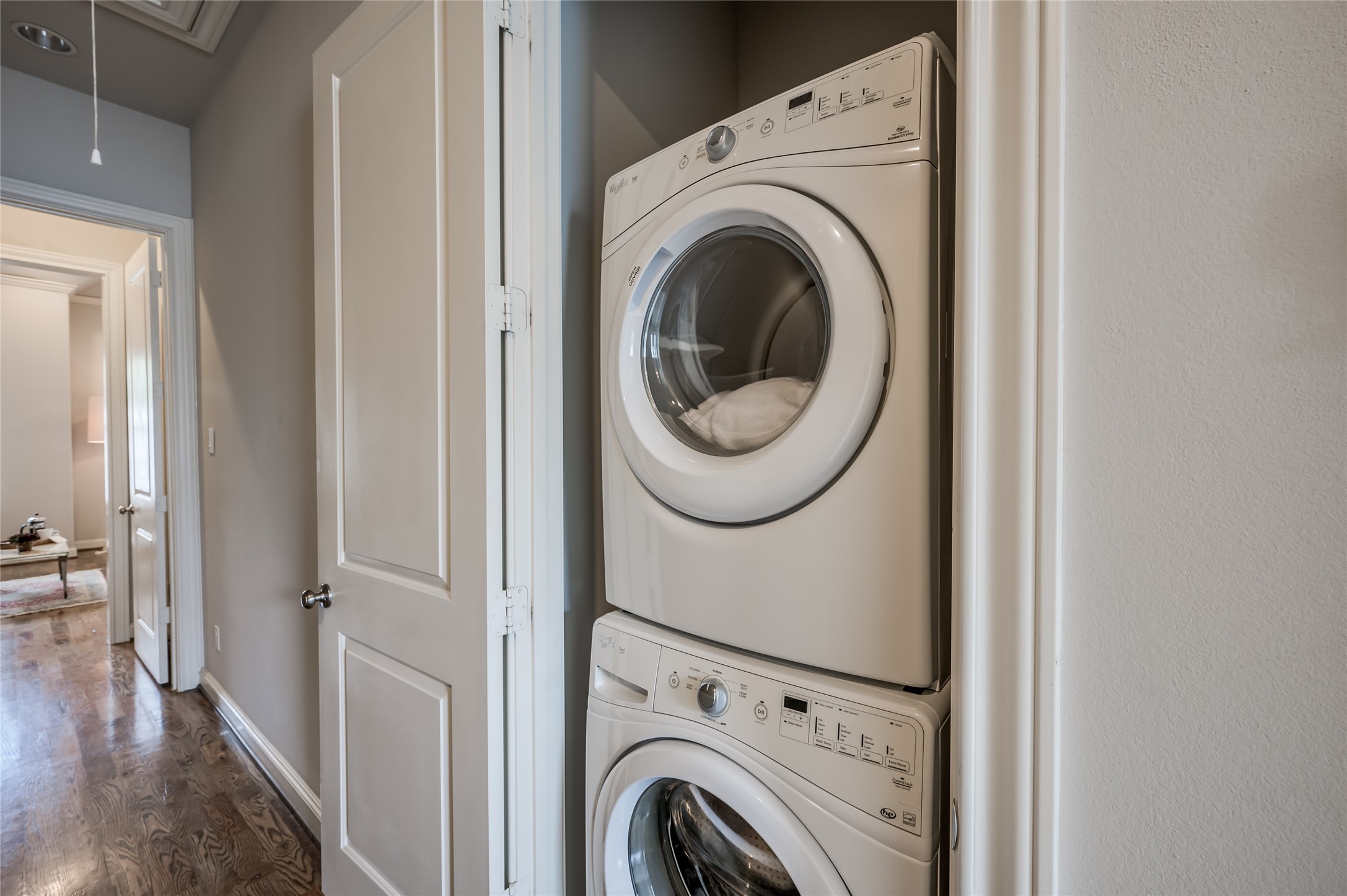 266 East 28th Street Houston, TX 77008 - Photo 27 of 33 a view of a hallway with washer and dryer