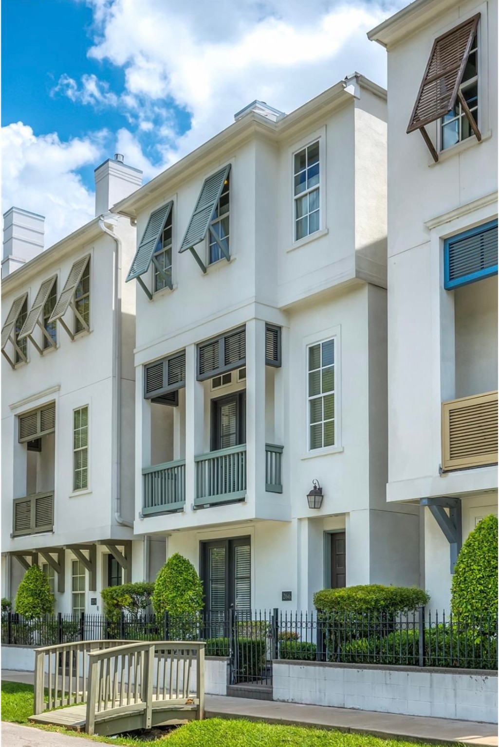 266 East 28th Street Houston, TX 77008 - Photo 3 of 33 a front view of a multi story residential apartment building