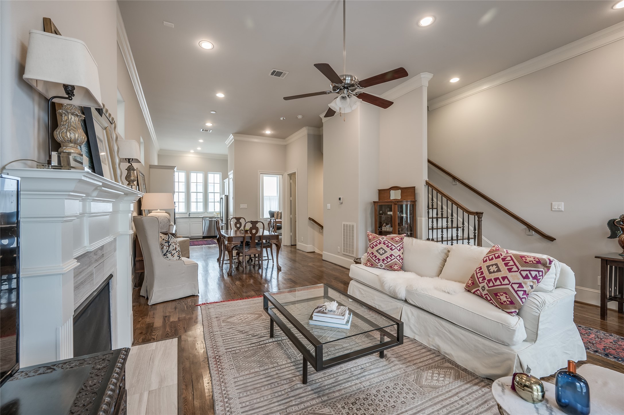 266 East 28th Street Houston, TX 77008 - Photo 32 of 33 a living room with furniture and a fireplace