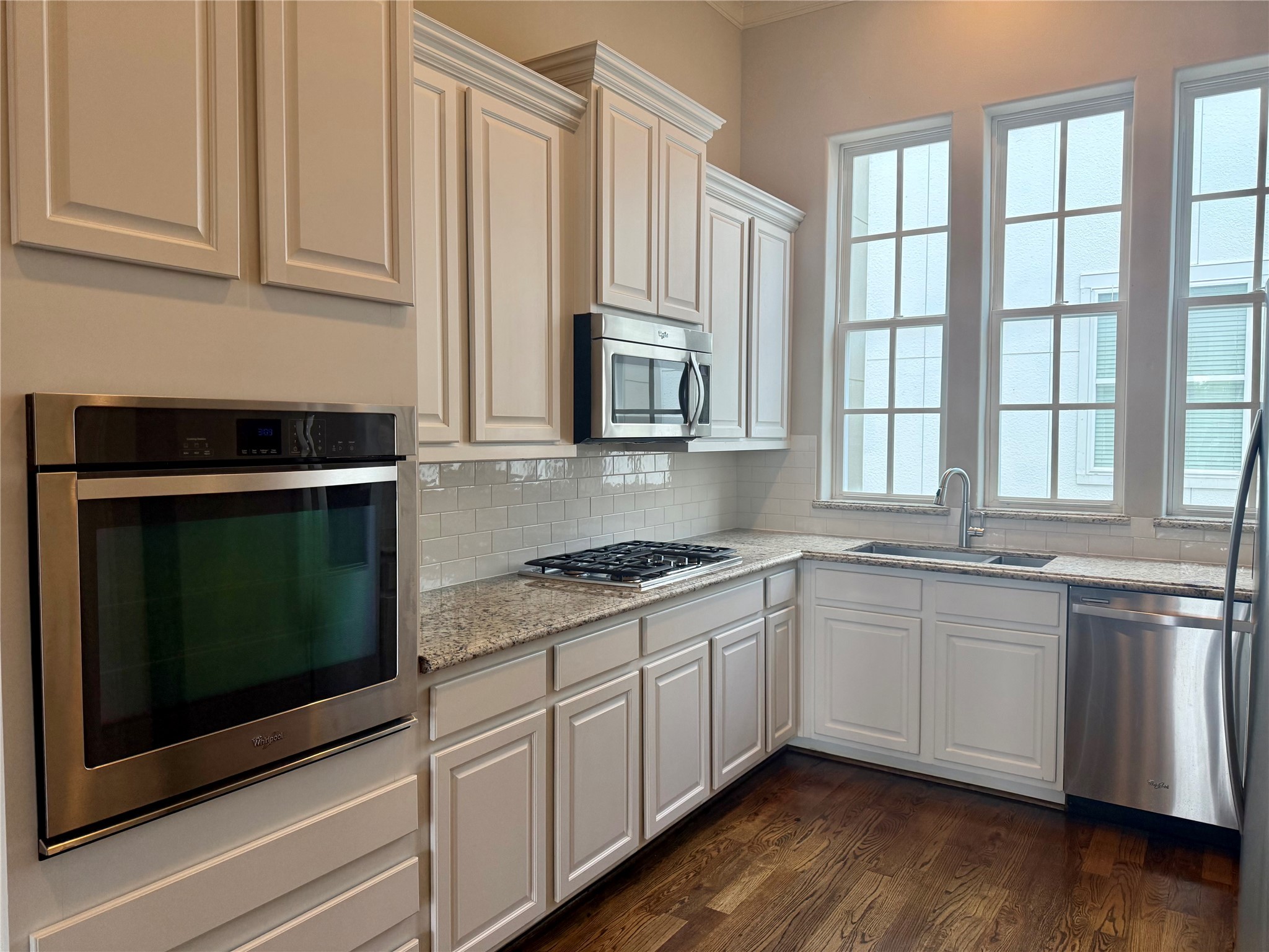 266 East 28th Street Houston, TX 77008 - Photo 7 of 33 a kitchen with stainless steel appliances granite countertop a stove a sink and a microwave