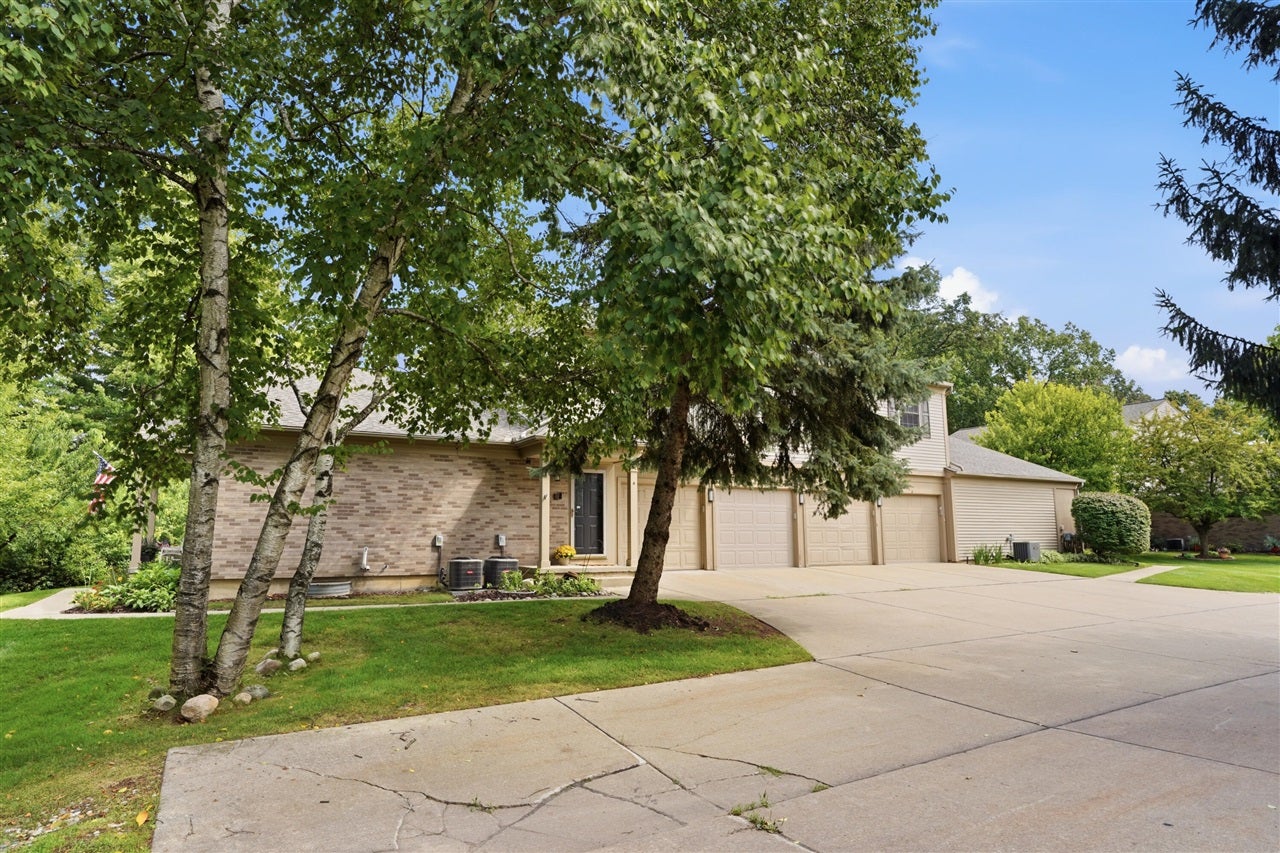 240 Pine Tree Ridge, Unit 4 Waterford, MI 48327 - Photo 31 of 36 Gallery Image 31