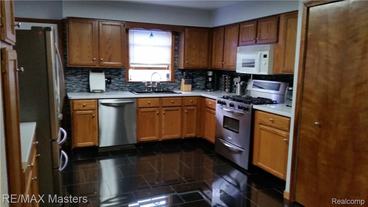 20500 Merriman Road Romulus, MI 48174 - Photo 4 of 30 20150808_085801.jpg