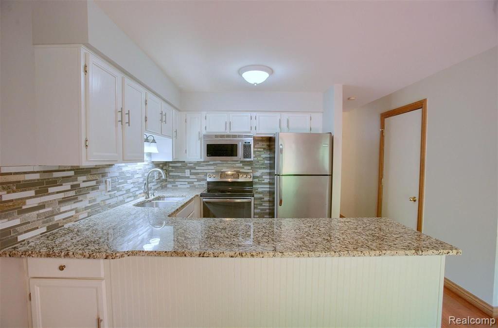 2403 Rochelle Park Drive Rochester Hills, MI 48309 - Photo 9 of 30