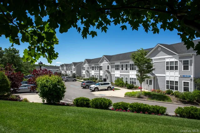 $2,945 | 262 Indian Head Road, Unit 211, Kings Park, NY 11754