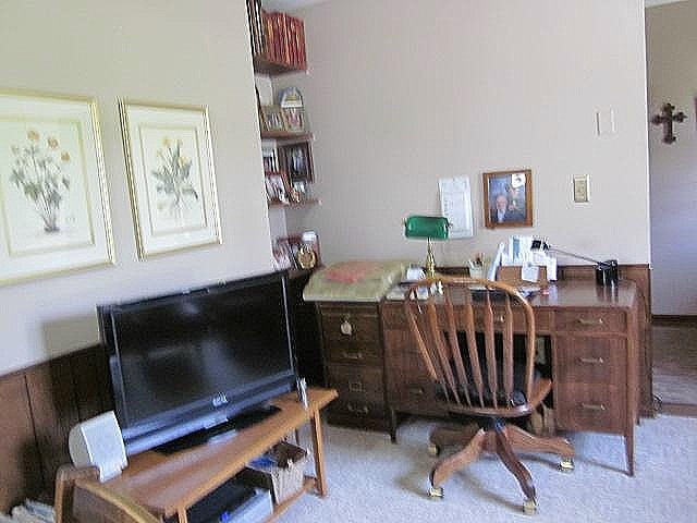 2037 Hillsdown Road Lake Summerset, IL 61019 - Photo 10 of 24 a living room with furniture and a flat screen tv