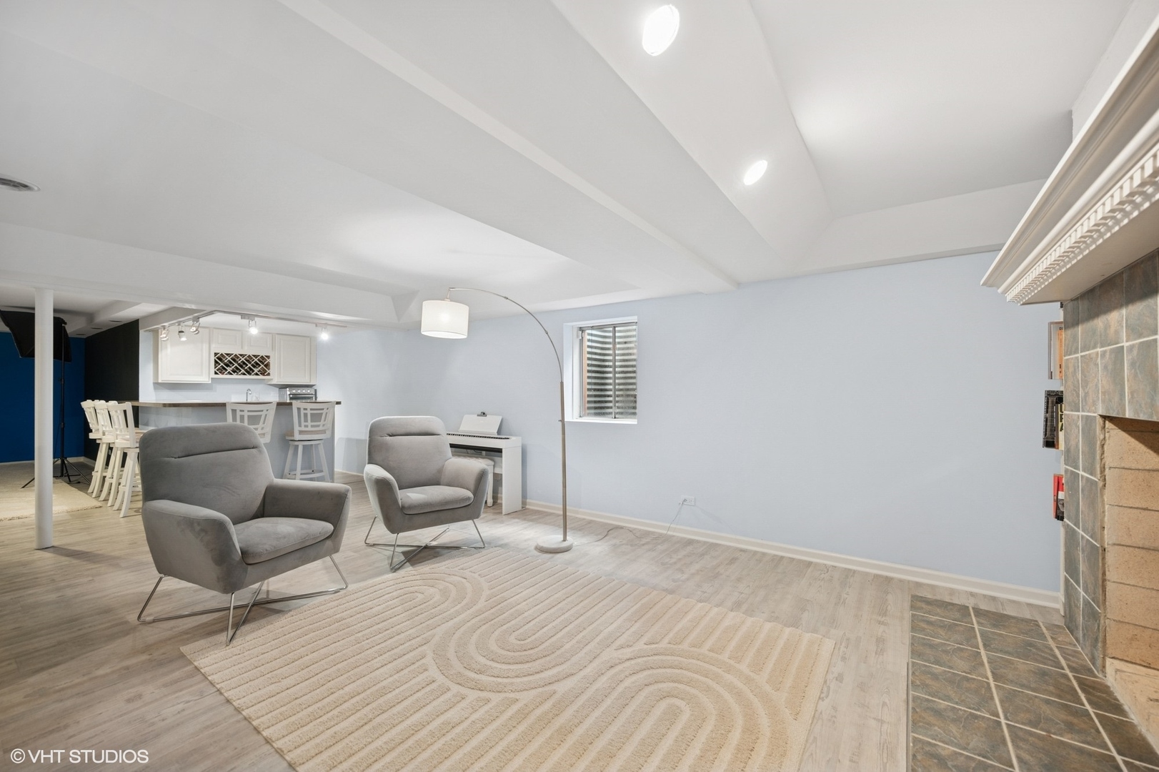 2007 Wilmette Avenue Wilmette, IL 60091 - Photo 27 of 35 a bedroom with furniture and a rug