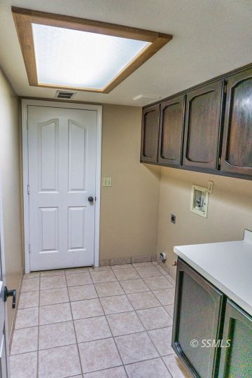 512 Amanda Street Ridgecrest, CA 93555 - Photo 38 of 44 a view of an empty room with cabinet