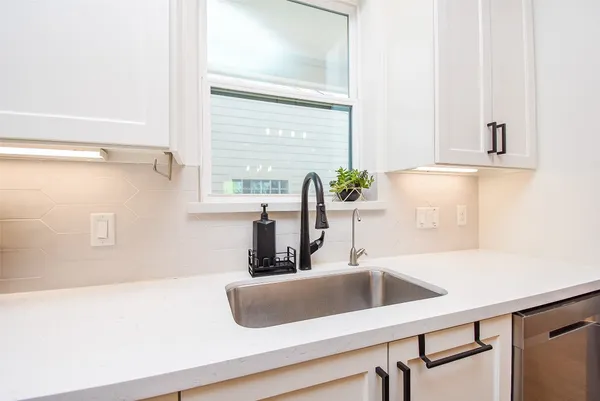 $4,200 | 918 West 25th Street, Unit E, Houston, TX 77008