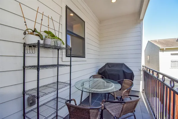 $4,200 | 918 West 25th Street, Unit E, Houston, TX 77008