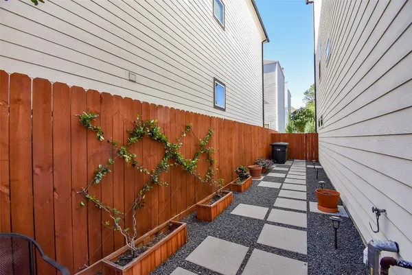 $4,200 | 918 West 25th Street, Unit E, Houston, TX 77008