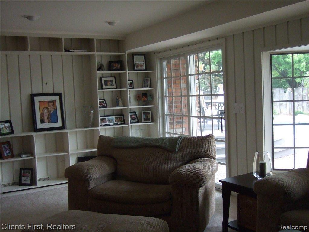 35878 Charter Crest Road Farmington, MI 48335 - Photo 16 of 25 Family Room