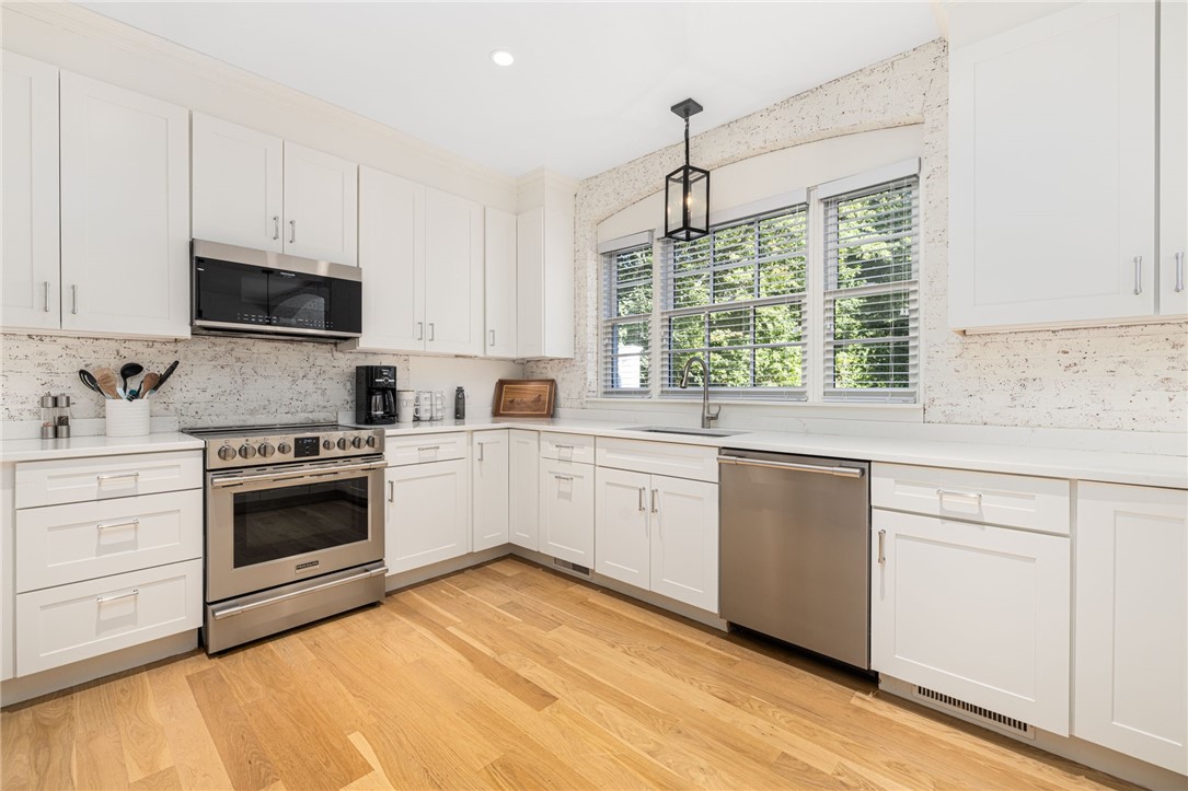 8 Brenton Road, Unit 2 Newport, RI 02840 - Photo 13 of 36