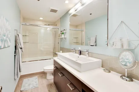 $325,000 | 550 North Kingsbury Street, Unit 422, Chicago, IL 60654