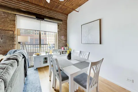 $325,000 | 550 North Kingsbury Street, Unit 422, Chicago, IL 60654