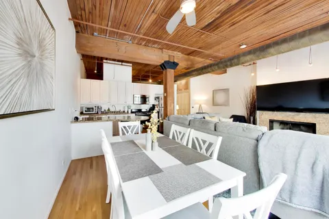 $325,000 | 550 North Kingsbury Street, Unit 422, Chicago, IL 60654
