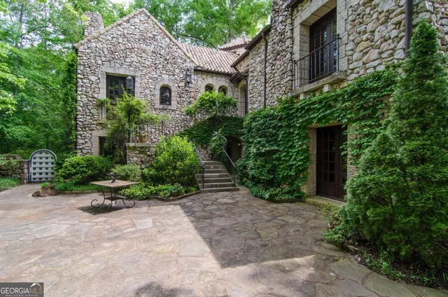 a view of entryway with outdoor area