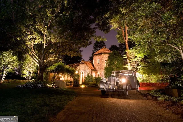 a view of a backyard