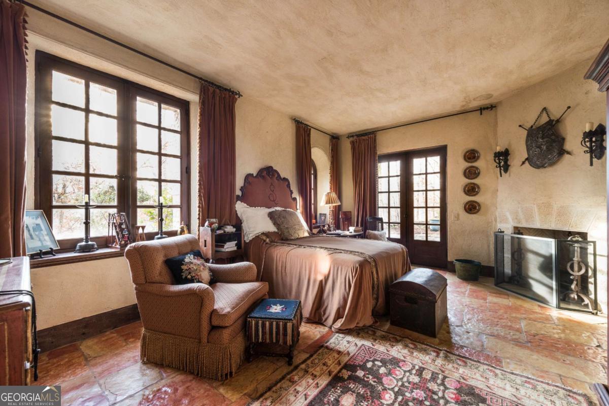 2100 West Wesley Road Northwest Atlanta, GA 30327 - Photo 28 of 53 a living room with furniture and a window