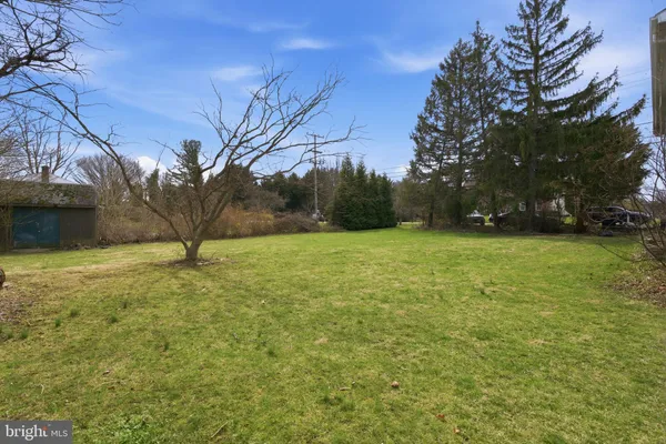 a view of a yard with a house