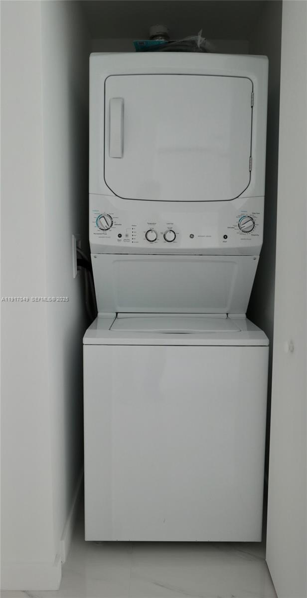 650 Northeast 32nd Street, Unit 1207 Miami, FL 33137 - Photo 19 of 30 a utility room with dryer and washer