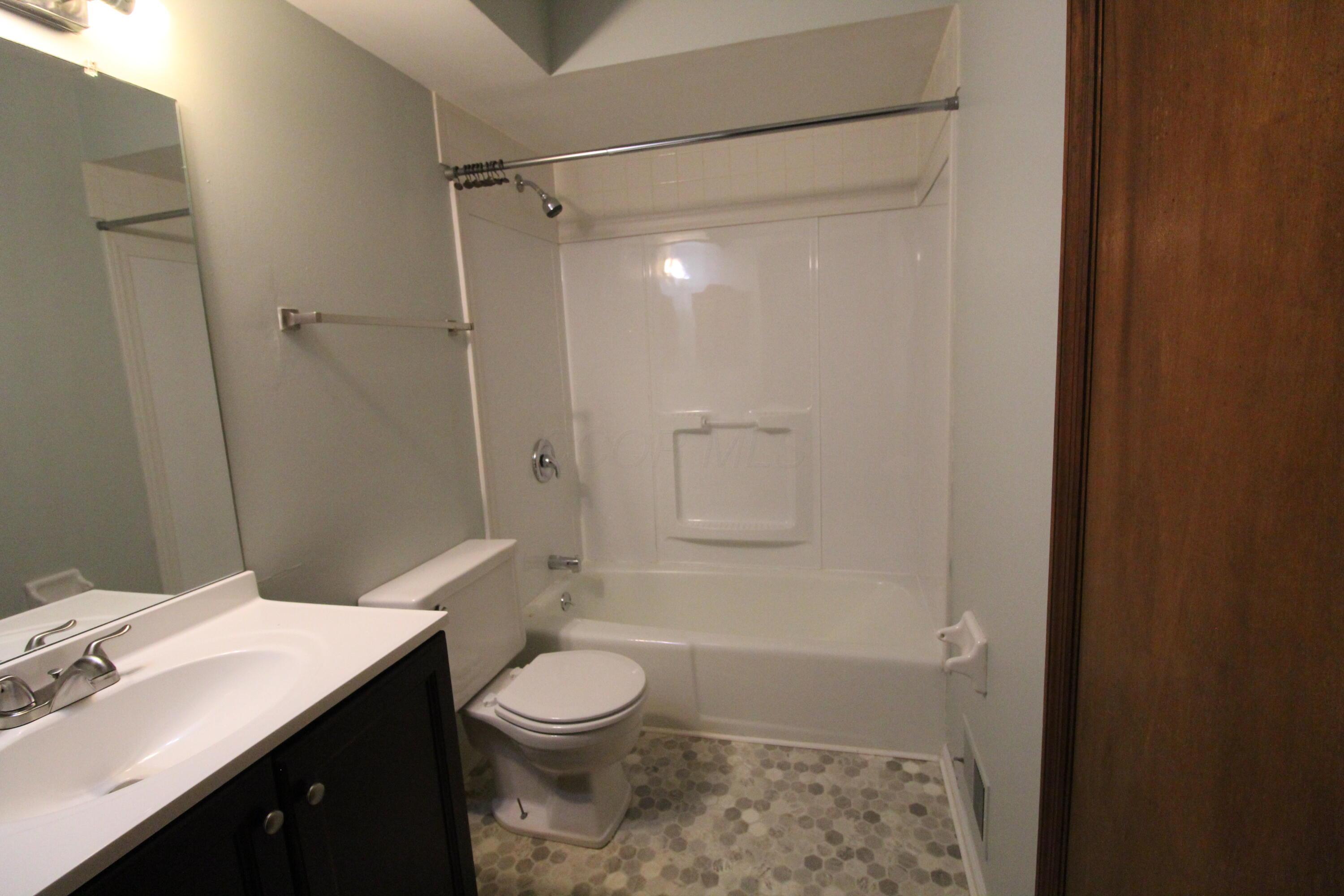 1800 Quarry Ridge Drive Columbus, OH 43232 - Photo 16 of 19 Upstairs full bath