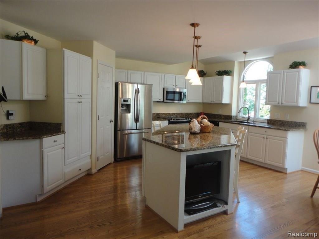 652 Cherry Tree Lane Rochester Hills, MI 48306 - Photo 13 of 42