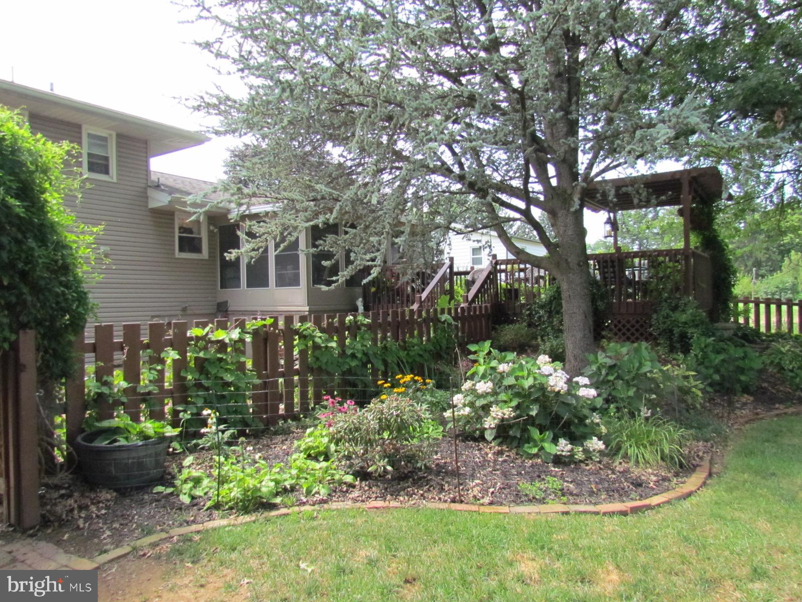 441 Springlake Road Harrisburg, PA 17112 - Photo 33 of 51 Outstanding Landscaping