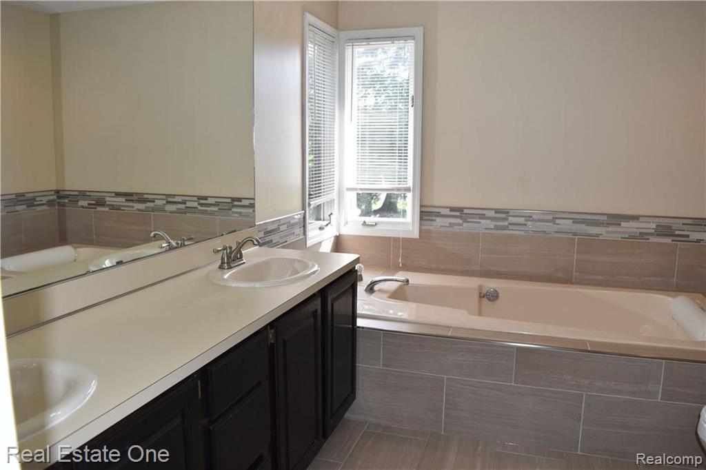 3544 Wedgewood Drive Rochester Hills, MI 48306 - Photo 13 of 26
