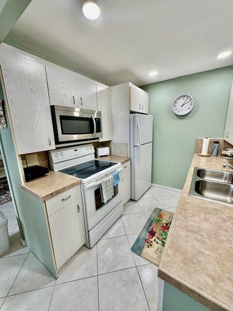 4084 Exeter Boca Raton, FL 33434 - Photo 3 of 37 Kitchen