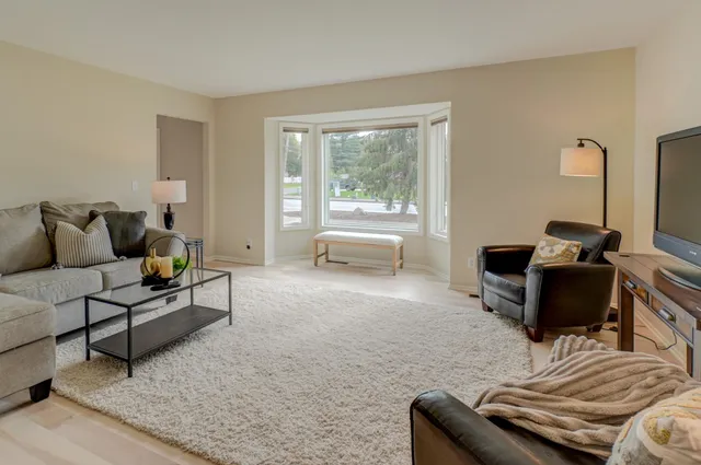 $995,000 | 679 Marie Avenue West, Mendota Heights, MN 55118