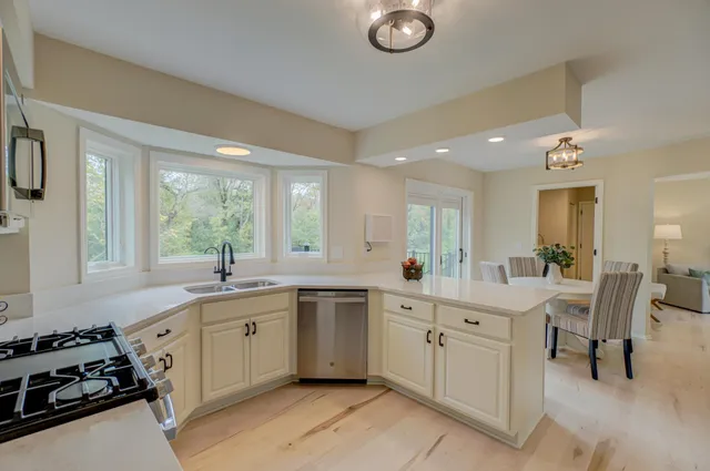 $995,000 | 679 Marie Avenue West, Mendota Heights, MN 55118