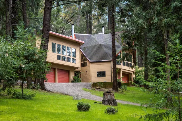 a view of a house with a yard balcony