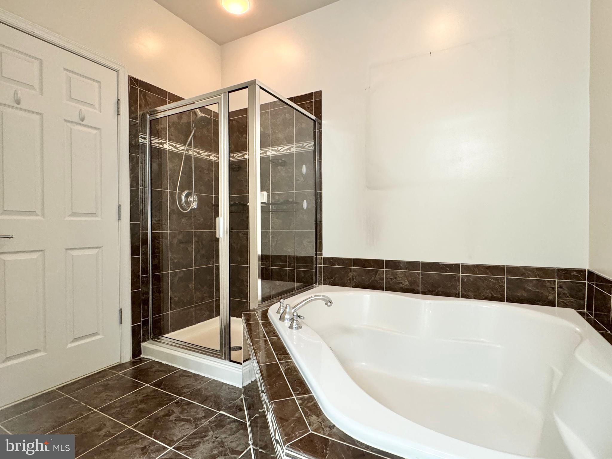 2396 Brookmoor Lane, Unit 401A Woodbridge, VA 22191 - Photo 16 of 26 a bathroom with a bathtub and a shower