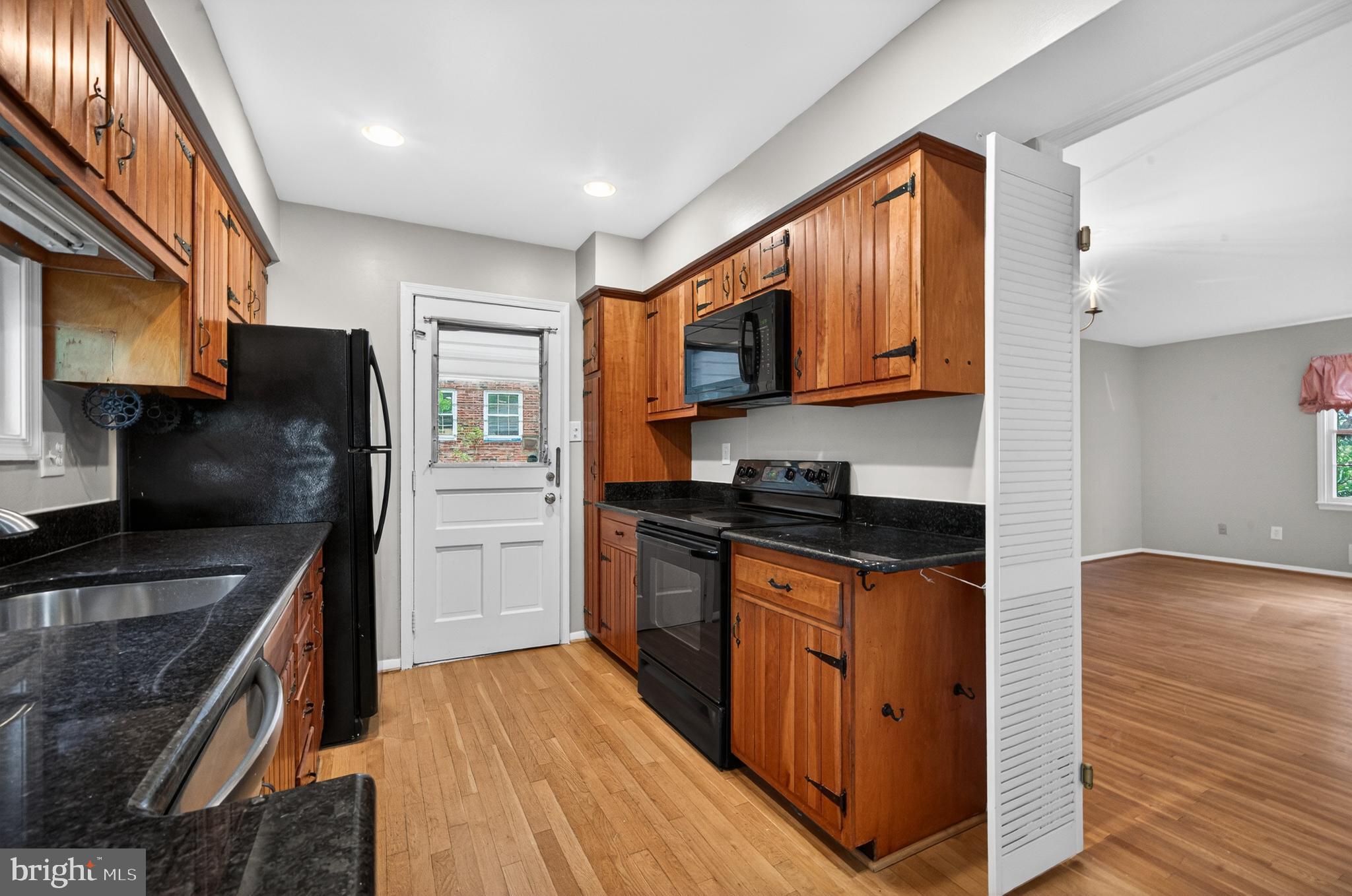 6118 Roxbury Avenue Springfield, VA 22152 - Photo 25 of 60