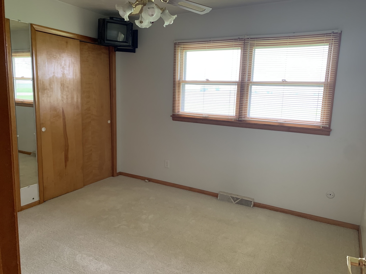 1753 Maples Road Dixon, IL 61021 - Photo 5 of 9