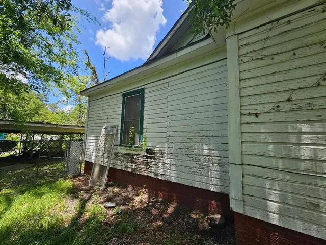 a view of backyard of the house