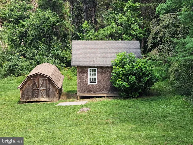 a view of a house with backyard and garden