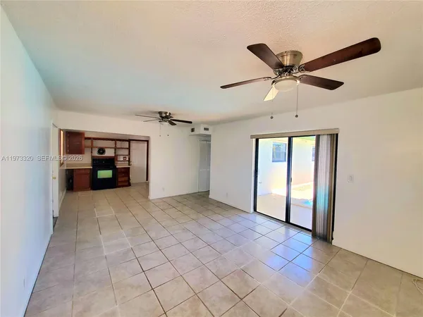 a view of empty room with a ceiling fan