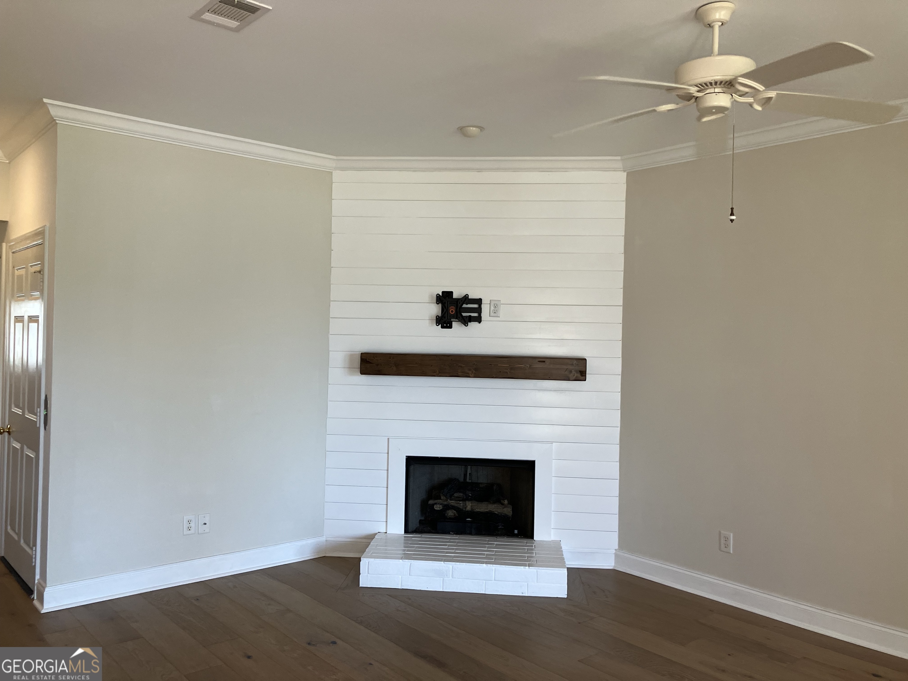 103 Kiln Trail St. Simons Island, GA 31522 - Photo 21 of 81 a living room with a fireplace