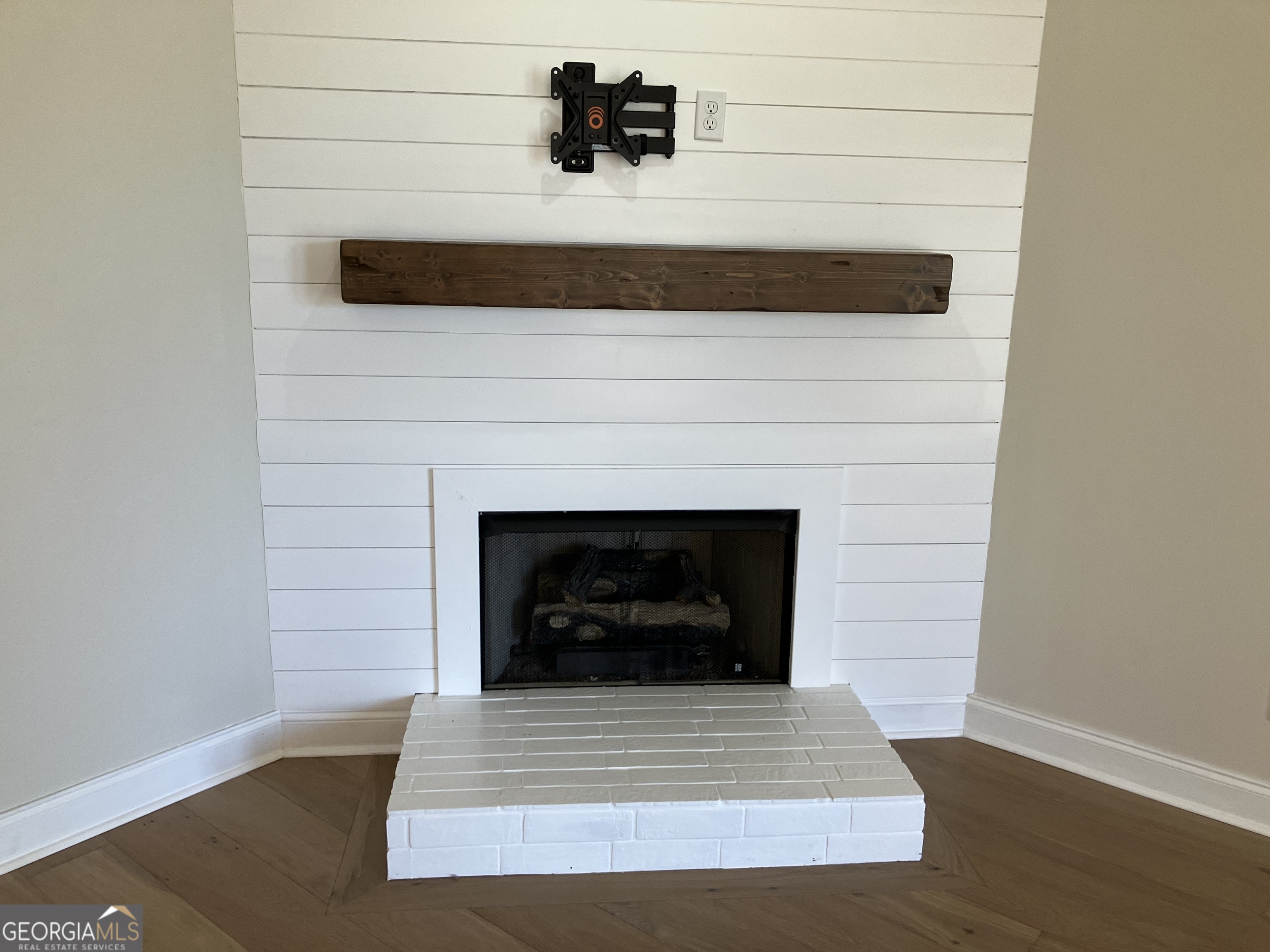 103 Kiln Trail St. Simons Island, GA 31522 - Photo 22 of 81 a living room with a fireplace