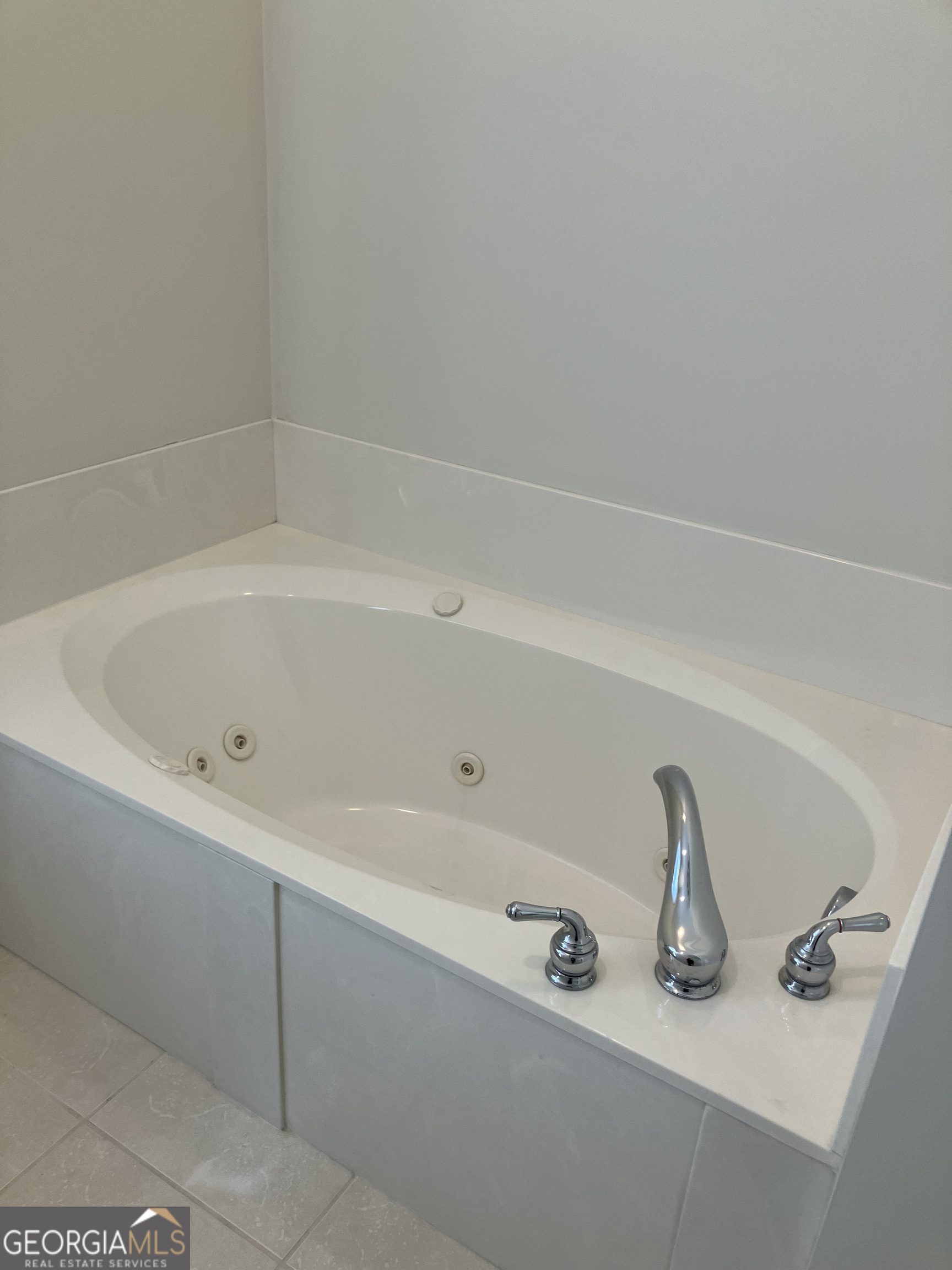 103 Kiln Trail St. Simons Island, GA 31522 - Photo 60 of 81 a bath tub sitting next to a white sink