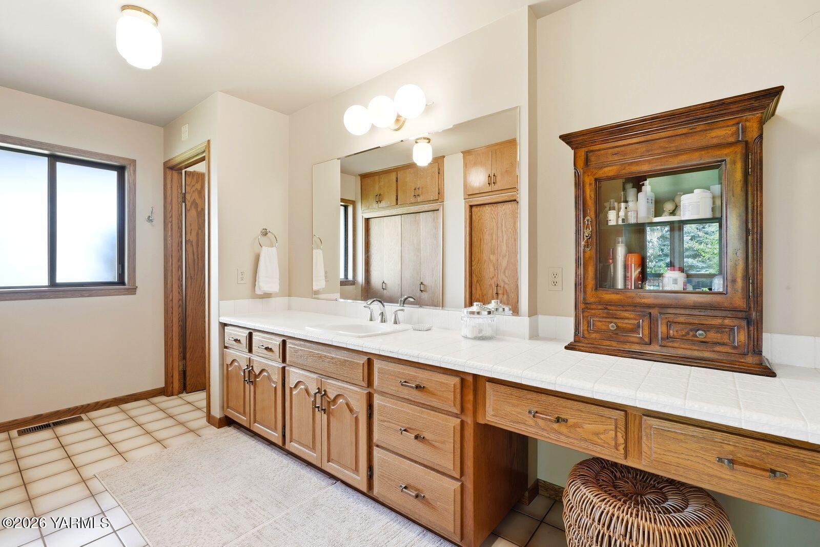 170732 Olsen Road Grandview, WA 98930 - Photo 19 of 58 18 Primary En Suite