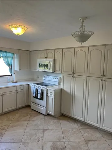 $2,199 | 819 Palm View Drive, Unit 17, Naples, FL 34110
